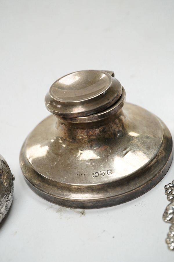 A late George III silver marrow scoop, Eley & Fearn, London, 1818, 21.6cm, a sterling double ended pill box, a Victorian silver etui case and four other items including an inkwell, wine label and plated spoon. Condition